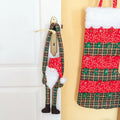 Lutin de Noël à suspendre Séraphin décorant une porte durant les fêtes, en tissu à motifs festifs.