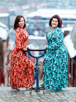 Deux femmes portant la MANDARINE : la robe / blouse portefeuille dans un paysage urbain enneigé, patron de couture pdf à télécharger.