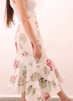 Femme portant une MONICA Jupe asymétrique-taille de 30 à 58 EU avec motif floral, patron de couture pdf à télécharger, coupe dynamique et moderne.
