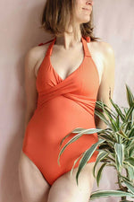 Femme portant Maillot 1 pièce Sangria avec décolleté plongeant et drapé, patron de couture pdf à télécharger disponible.