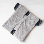 Manchon de poussette – Matriochka en tissu gris, patron de couture pdf à télécharger pour garder vos mains au chaud.