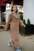 Femme portant un manteau - XS|L - Fluffy Love, patron de couture pdf à télécharger, marchant dans la rue en automne.