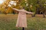 Manteau - XS|L - Fluffy Love patron de couture pdf à télécharger, modèle non doublé, femme dans un parc, automne