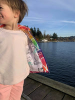 Enfant portant Mini-KEZIA - Doudoune sans manches mixte pour enfants du 2 au 16 Ans au bord d'un lac, patron de couture pdf à télécharger.