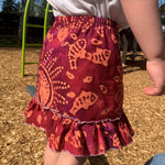 Mini-SANTANA - Jupe longue à volants pour filles du 2 au 16 Ans, patron de couture pdf à télécharger, en plein air tenu par un enfant.