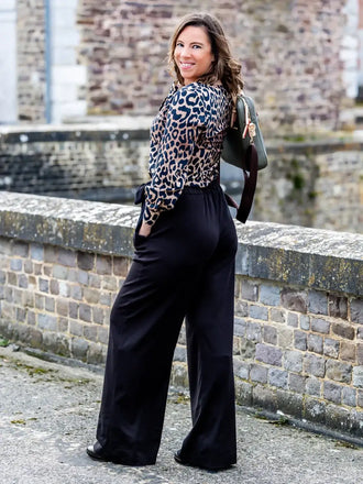 Femme portant NASHI - Le pantalon palazzo, patron de couture pdf à télécharger, élégant et moderne, taille haute et fluide.