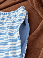 Patron PDF NYX Pyjama homme modulable, détail de la taille élastiquée en coton rayé bleu et blanc