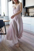 Femme portant une nuisette fluide dans une cuisine moderne, portant le patron de couture PDF à télécharger, Nuisette femme - XXS/L - LA MIA PERLA.
