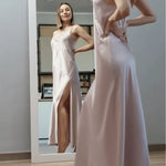 Nuisette femme - XXS/L - LA MIA PERLA, peignoir élégant, patron de couture PDF à télécharger, image d'une femme en nuisette rose devant miroir