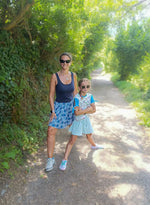 Enfant portant le Patron PDF Jupe Short LILAS & COQUELICOT, en coton imprimé, allée verdoyante