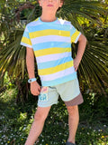 Enfant portant le Patron PDF T-shirt/Short LOULOU et TWIST, rayures bleu jaune blanc, sous palmiers