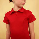 Enfant portant une robe rouge cousue à partir du Pack Duo GABY - Patron Robe & Blouse Femme + Enfant, patron de couture pdf à télécharger.