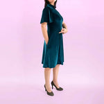 Robe élégante du Pack Duo GABY - Patron Robe & Blouse Femme + Enfant, patron de couture pdf à télécharger, en tissu bleu velours.