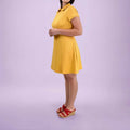 Femme portant une robe jaune du Pack Duo GABY - Patron Robe & Blouse Femme + Enfant, patron de couture pdf à télécharger.