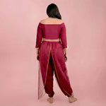 Pack Yasmine Femmes - Top + Pantalon du 32 au 56 en tissu rouge, patron de couture pdf à télécharger, vue arrière sur mannequin.