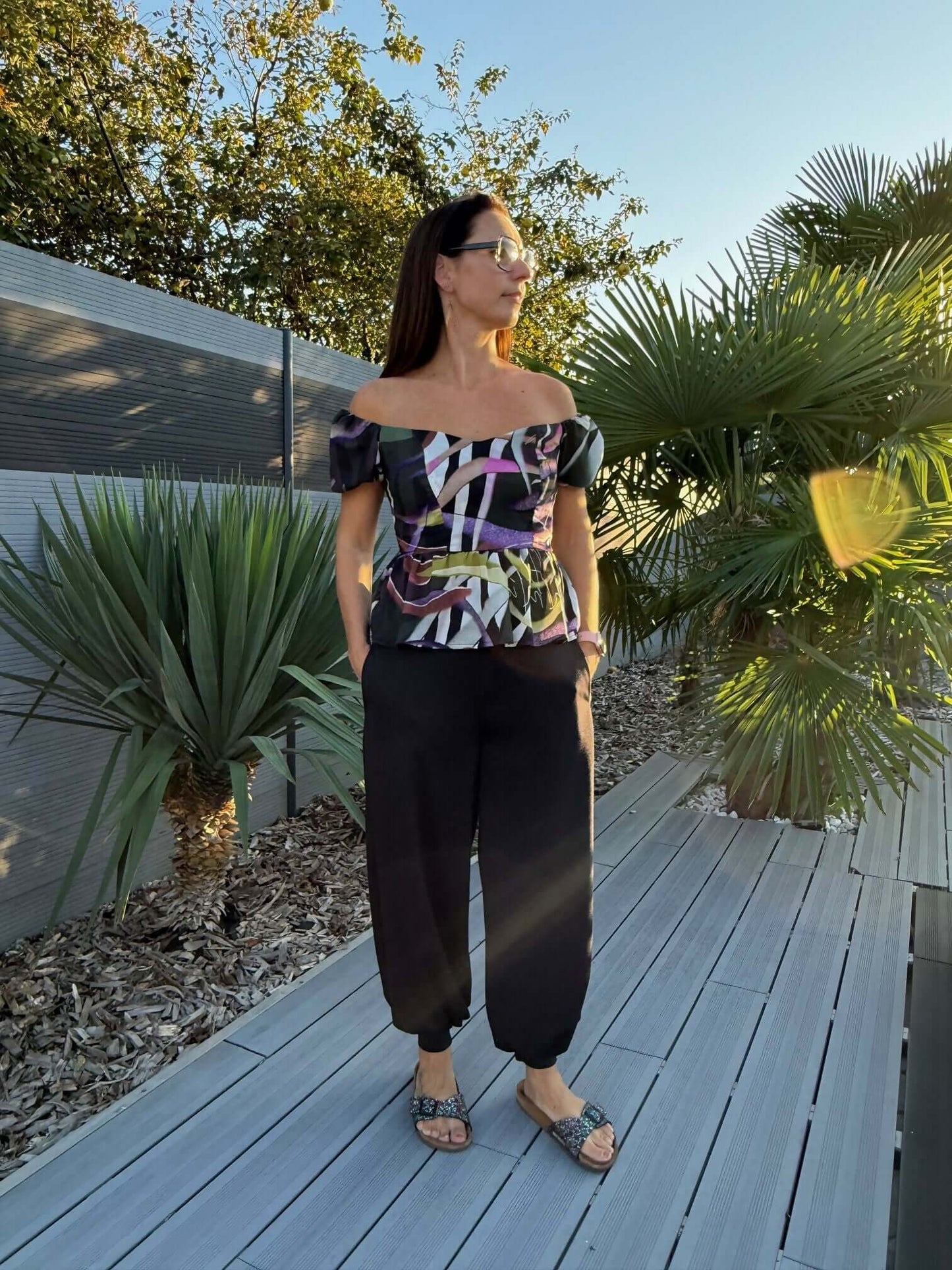 Femme portant le Pack Yasmine Femmes - Top + Pantalon du 32 au 56, patron de couture pdf à télécharger, ensemble mode élégant.