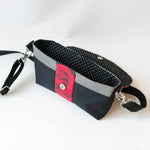 Pack de 3 pochettes et portefeuille – Safran avec design moderne en tissu noir et rouge, patron de couture pdf à télécharger inclus.