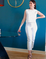 Femme portant le Pantalon Alta, patron de couture pdf à télécharger, sur fond bleu élégant et décontracté.