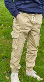 Pantalon Enfant LAST, pantalon cargo beige avec poches et cordon de serrage, patron de couture PDF à télécharger.