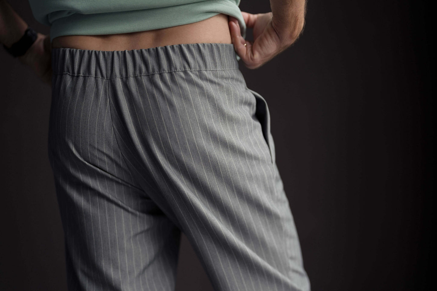 Dos d'un homme portant le Pantalon Homme Mr Stilo - Patron couture PDF du XS au XL, vue en gros plan montrant l'ajustement.