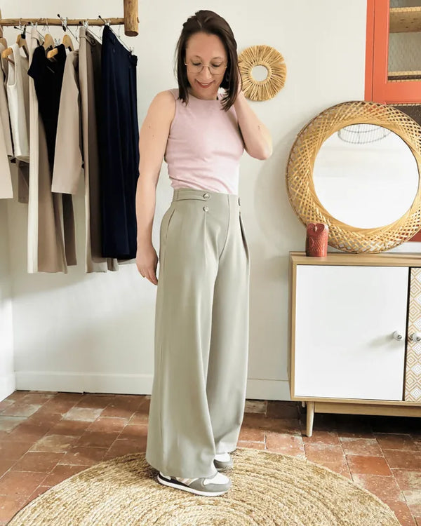 Femme portant le Pantalon Pym’s - Patron PDF Femme du 32 au 52, patron de couture pdf à télécharger