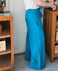 Pantalon Victor bleu oversize avec ceinture à nouer, patron de couture pdf à télécharger, taille élastiquée, sans chute.