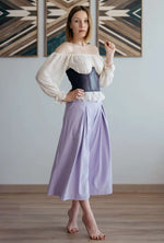 Femme portant un pantalon - XXS-XL - VINTAGE CADILAC avec une blouse élégante, accessoires modernes.