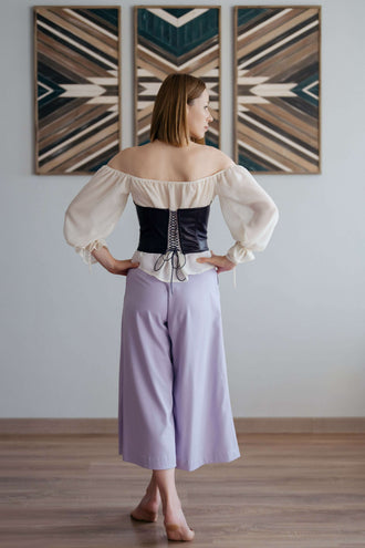 Pantalon - XXS-XL - VINTAGE CADILAC porté par une femme, vue arrière, associant un corset noir et un pantalon violet.