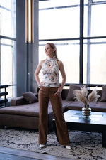 Modèle portant le pantalon - XXS/XL - CARAMEL DELIGHT, patron de couture PDF à télécharger, dans un salon moderne.
