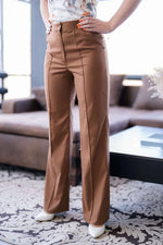 Pantalon - XXS/XL - CARAMEL DELIGHT, patron de couture PDF à télécharger, montré en taille réelle dans un salon élégant.