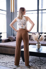 Modèle portant Pantalon - XXS/XL - CARAMEL DELIGHT, patron de couture pdf à télécharger pour niveau intermédiaire.