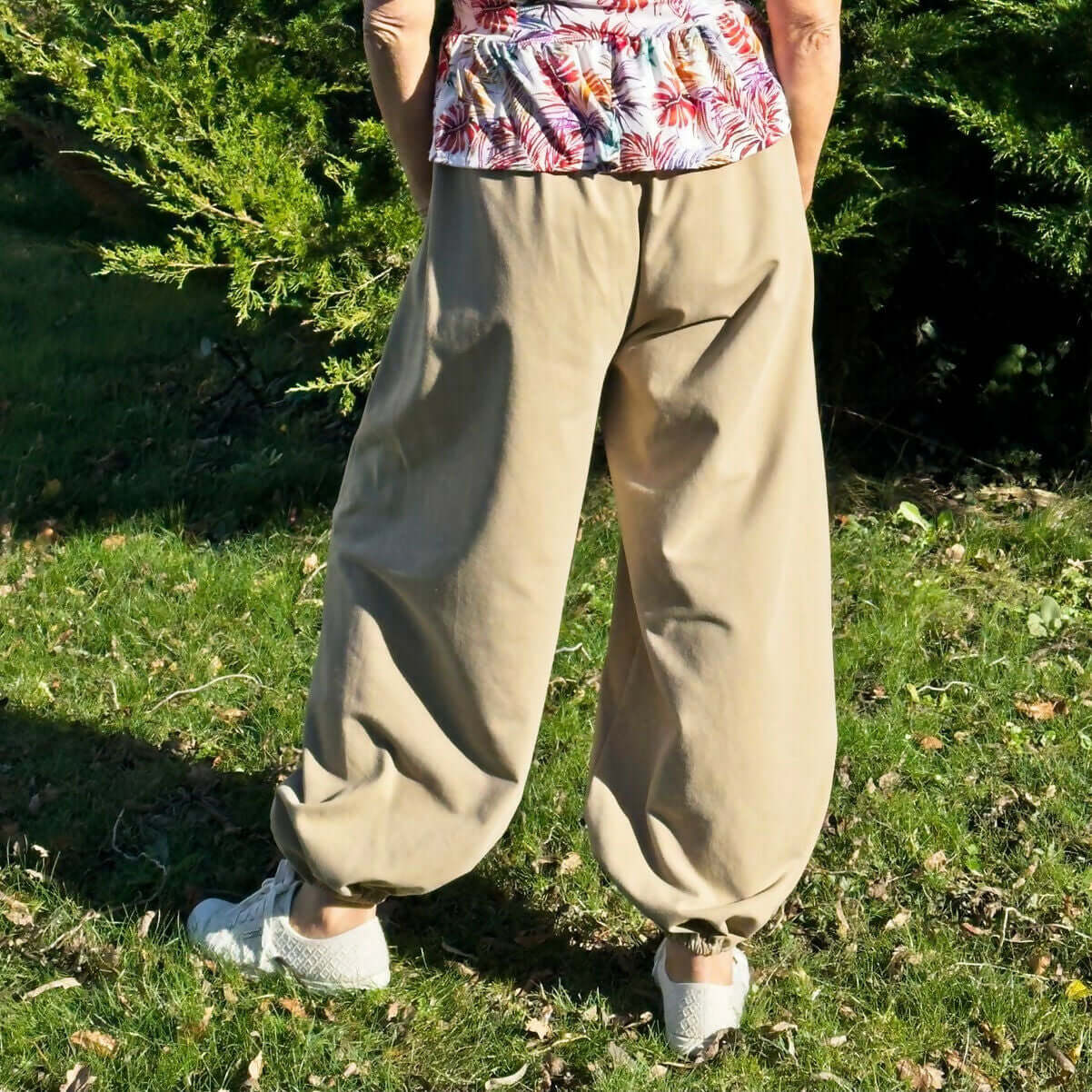 Vue arrière du Pantalon Yasmine Femme - Patron couture du 32 au 56, ample et confortable, patron de couture pdf à télécharger.