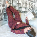 Pantalon pyjama sportwear, 34 au 56, 4 statures – Camomille, patron de couture pdf à télécharger, porté allongé sur un lit.