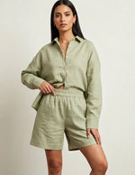 Femme portant le Patron PDF Chemisier MIA du 30 au 58, lin beige, shorts assortis, vue de face