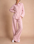 Femme portant le Patron PDF Ensemble Blouse & Pantalon Pyjama ROSIE, rayures roses et blanches