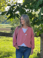 Femme portant le Patron PDF Gilet Tourmaline, cardigan rose ouvert sur chemise blanche à dentelle, jean bleu