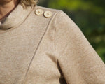 Patron PDF Gilet Tourmaline du 32 au 60, vue de détail sur l'épaule avec boutons nacre, en lurex doré