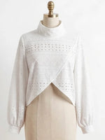 Patron PDF Gilet Tourmaline du 32 au 60, vue de face en broderie anglaise blanche, col roulé et devant croisé asymétrique