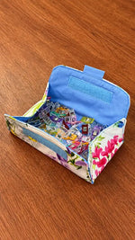 Patron PDF Gratuit La Trousse Panière, pochette couture avec velcro, patron de couture pdf à télécharger, rangement floral coloré.