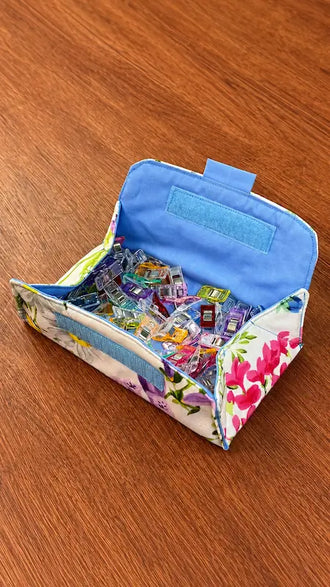 Patron PDF Gratuit La Trousse Panière, pochette couture avec velcro, patron de couture pdf à télécharger, rangement floral coloré.
