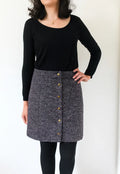 Femme portant le Patron PDF Jupe Klee du 34 au 48 en tweed, vue de face, coupe portefeuille boutonnée
