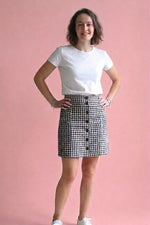 Femme portant le Patron PDF Jupe Klee du 34 au 48, jupe portefeuille à carreaux gingham noir et blanc, coupe trapèze