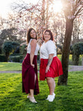 Deux femmes portant des jupes élégantes dans un parc fleuri, illustrant le Patron PDF Jupe NOISETTE Femme/Enfant, patron de couture pdf à télécharger.