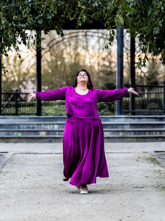 Femme portant le Patron PDF Jupe NOISETTE dans un parc, démonstration du patron de couture pdf à télécharger.