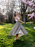 Femme portant la jupe Patron PDF Jupe NOISETTE Femme/Enfant virevoltant dans un jardin, élégance et fluidité, patron de couture pdf à télécharger