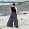 Femme portant le Patron PDF Jupe-culotte Aneth du 34 au 56, vue de dos à la plage, coupe large et fluide