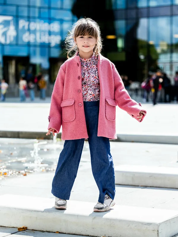 Enfant portant un manteau rose selon Patron PDF Manteau AVOCAT pour toute la Famille, un patron de couture pdf à télécharger.