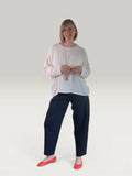 Femme portant le Patron PDF Pantalon Elio du XS au XXL en denim bleu marine, vue de face, coupe droite et longueur chevilles