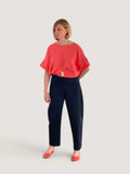 Patron PDF Pantalon Elio Femme XS-XXL, vue portée en sergé marine, taille haute fluide avec dégagement de jambe