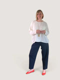 Patron PDF Pantalon Elio Femme XS-XXL, coupe droite en denim bleu marine, porté avec top blanc crème et ballerines corail